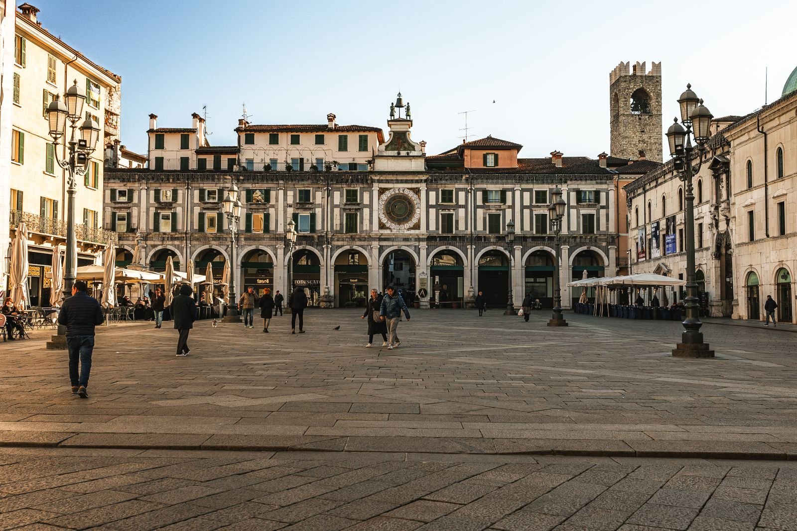 Piazza della Loggia a Brescia — punto di partenza dei pazienti di Impianti Dentali Tirana