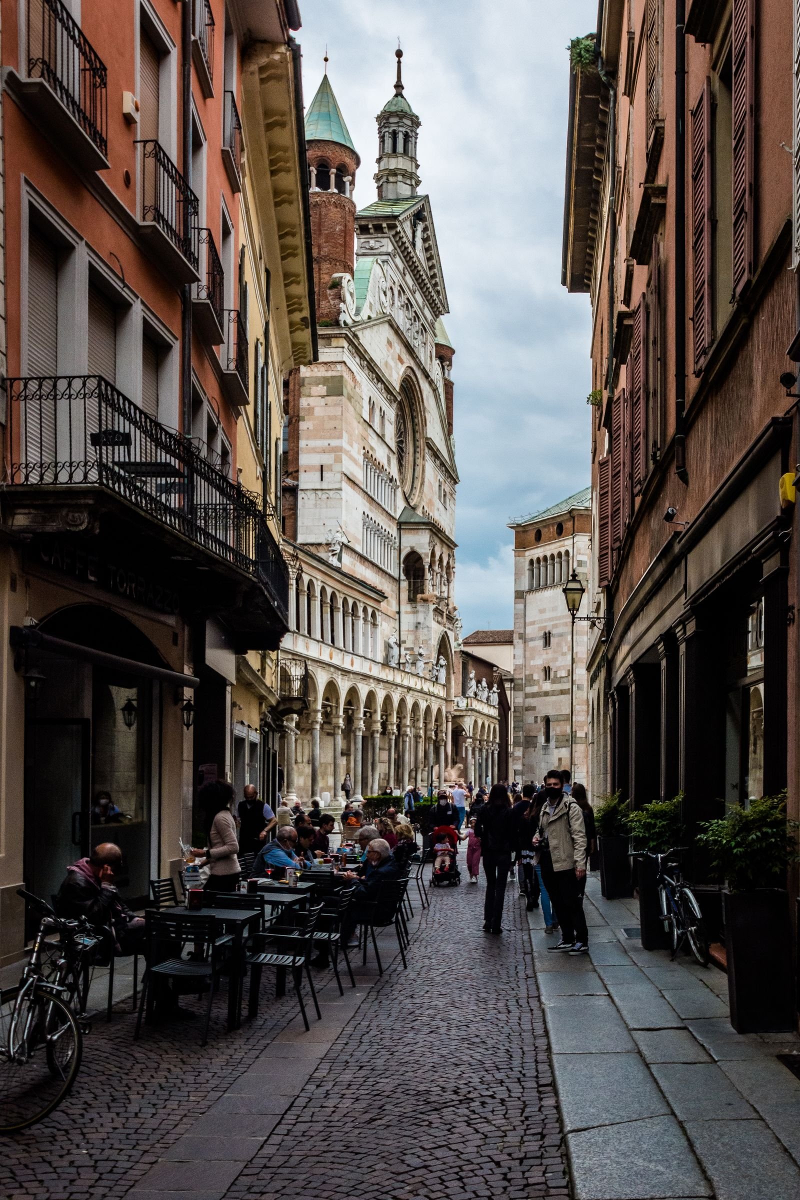Il centro storico di Cremona con il Torrazzo — punto di partenza dei pazienti di Impianti Dentali Tirana