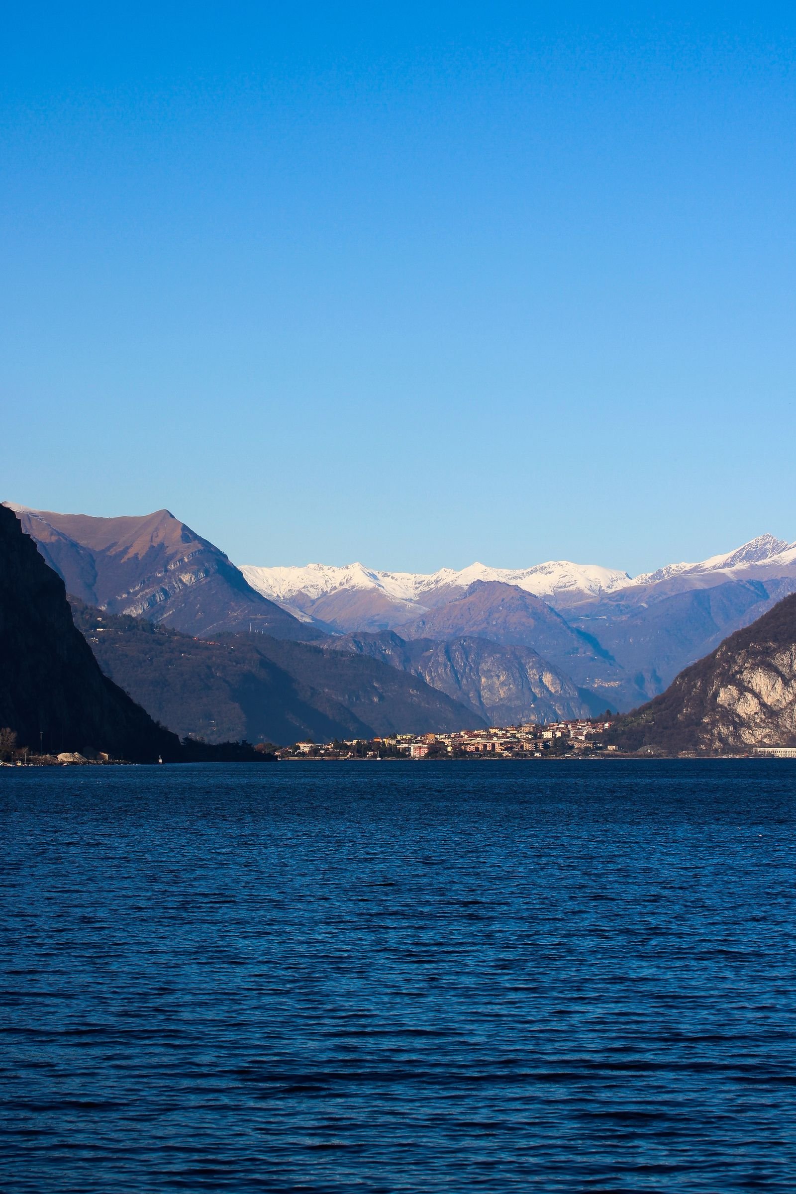 Lecco e il suo lago ai piedi delle Alpi — punto di partenza dei pazienti di Impianti Dentali Tirana