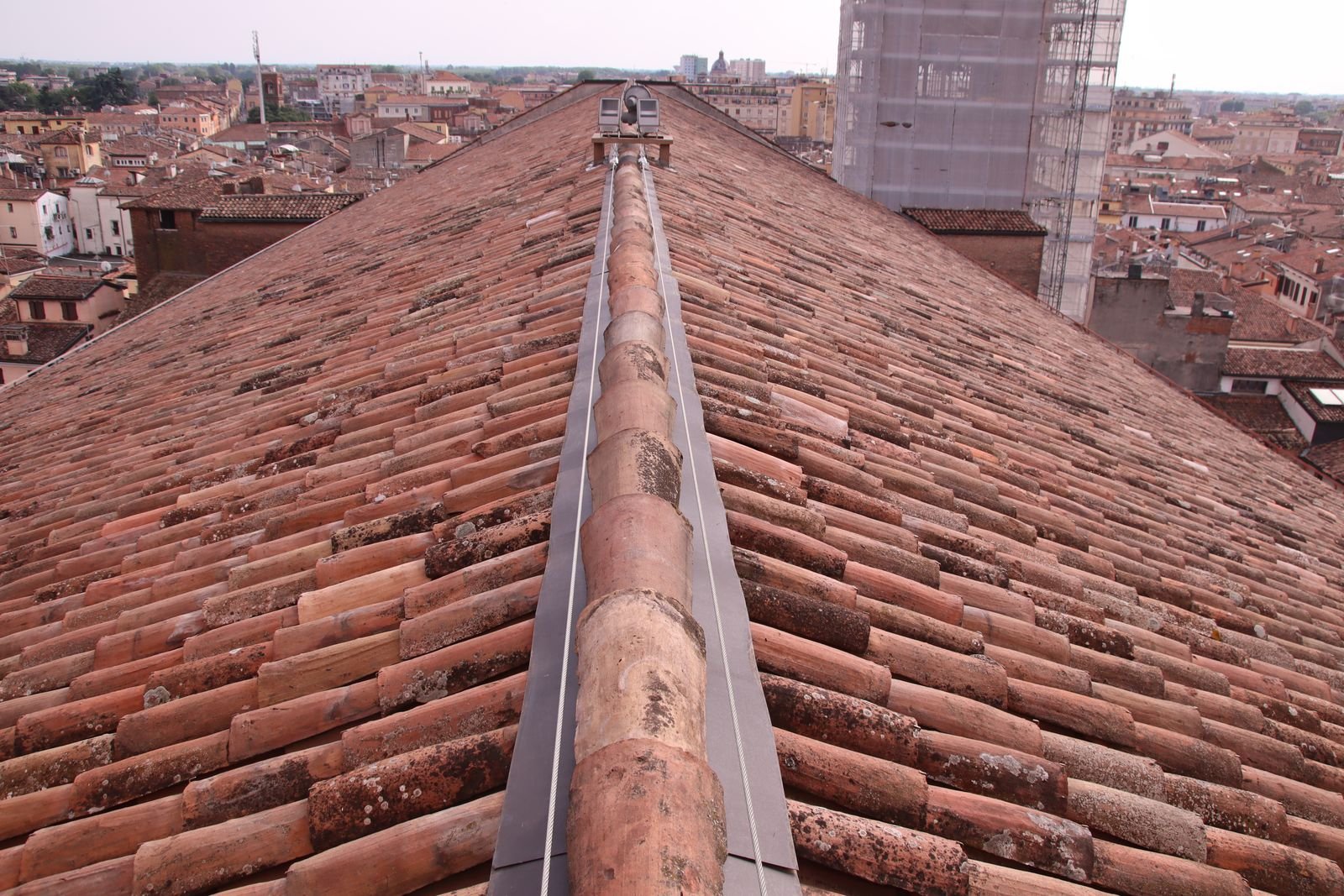 I tetti del centro storico di Mantova — punto di partenza dei pazienti di Impianti Dentali Tirana