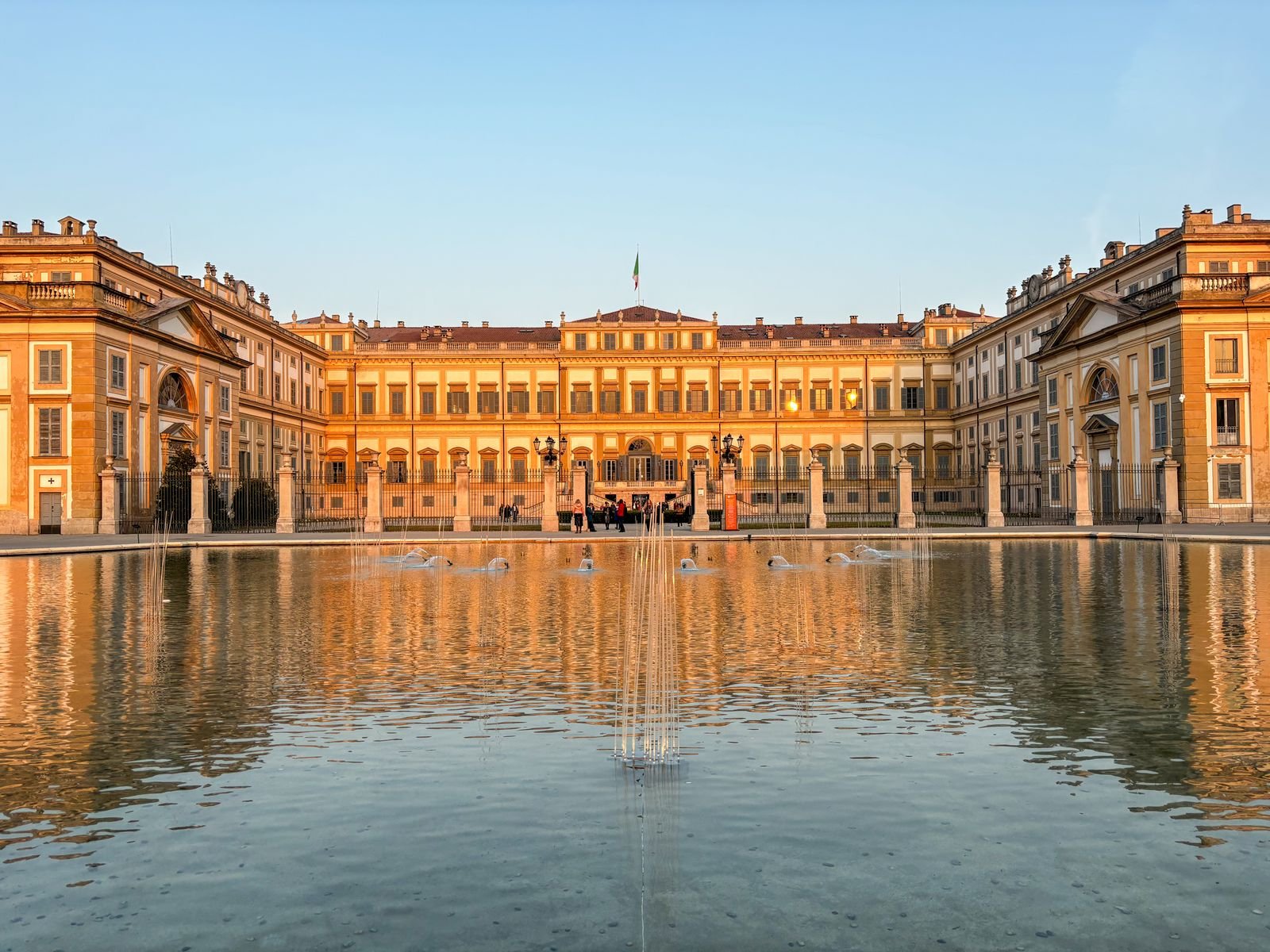 La Villa Reale di Monza al tramonto — punto di partenza dei pazienti di Impianti Dentali Tirana