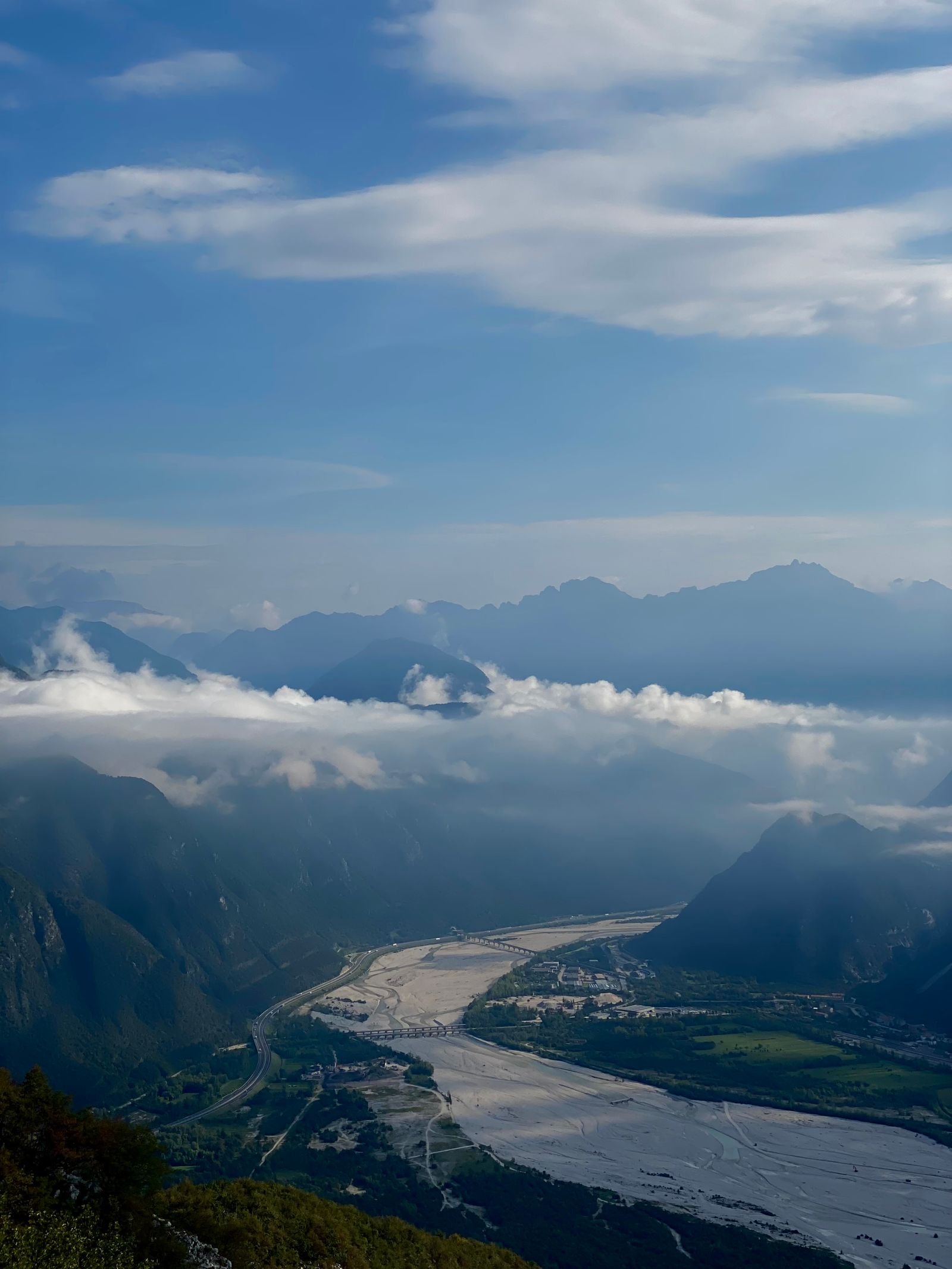 La Valtellina vista dall'alto, vigneti e montagne — punto di partenza dei pazienti di Impianti Dentali Tirana