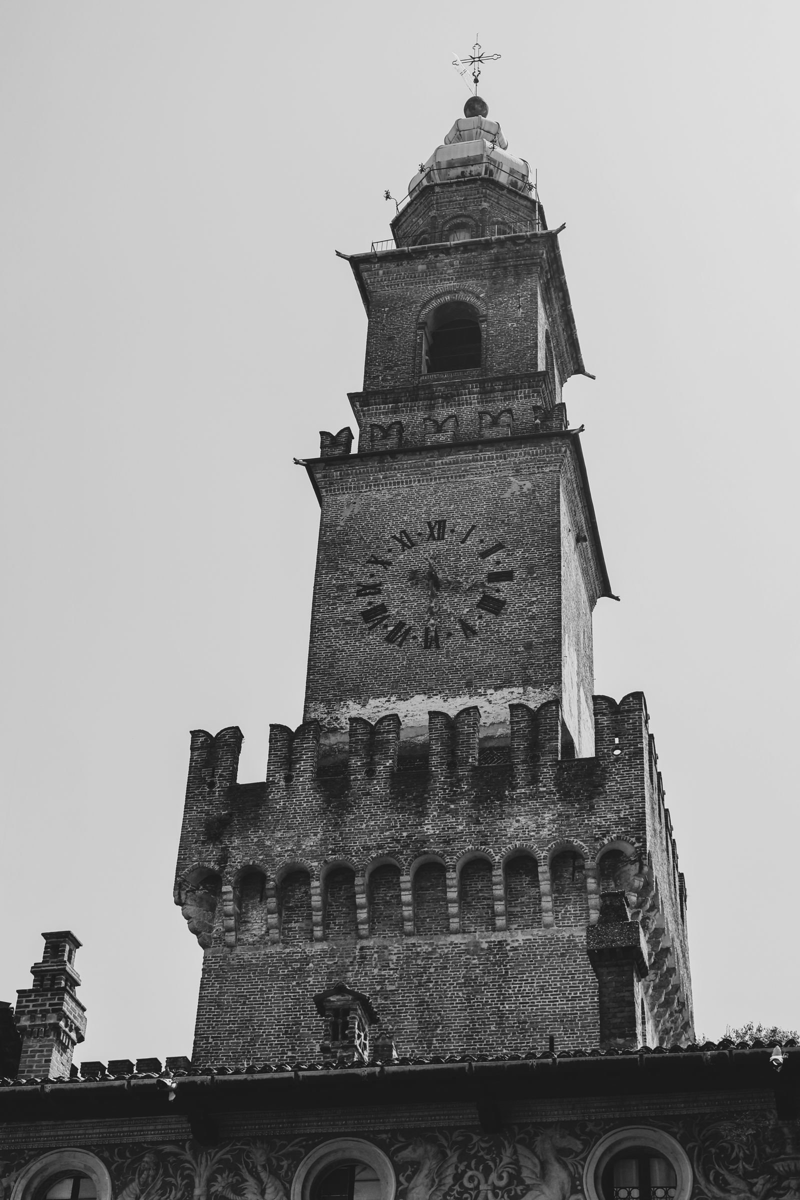 La torre del Bramante di Vigevano — punto di partenza dei pazienti di Impianti Dentali Tirana